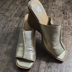 YELLOW BOX Sz 9.5 Metallic Gold Open-Toe Wedge Mules